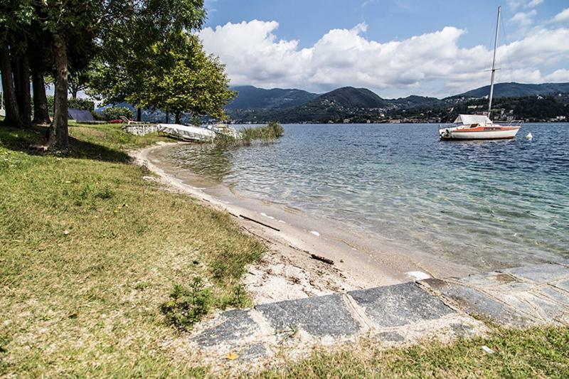 Emy Lake Orta Pella Exterior photo